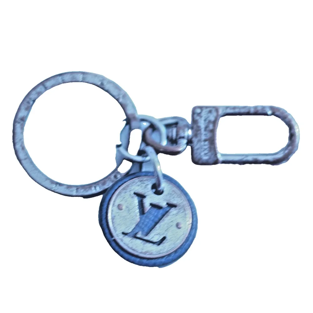 Louis Vuitton M67362 LV Cut Circle Key Ring Holder Silver Bag Charm Keychain